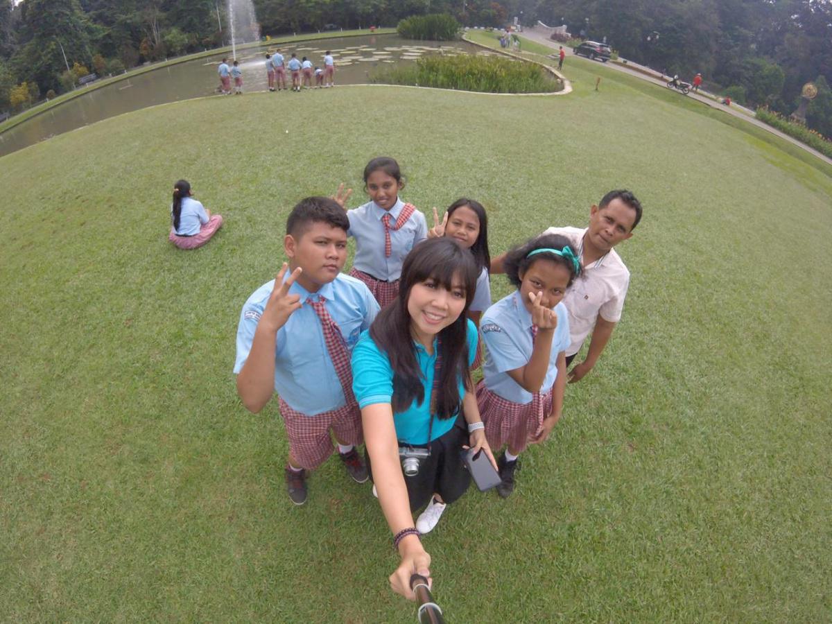 Membaca Dengan Telinga, Mendengar Memakai Hati. Membaca Dengan Telinga, Mendengar Memakai Hati.