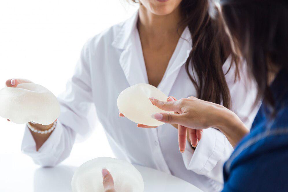 Qui choisir pour faire une augmentation mammaire à Genève ?