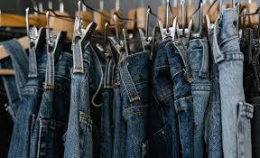 Come sono nati i jeans? L’origine del pantalone più indossato e di moda al mondo