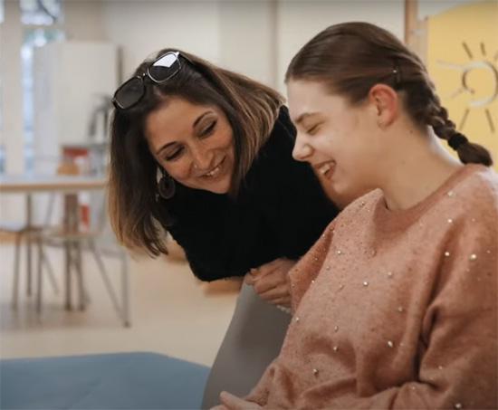 Et si c'était lui, votre chemin ? Les métiers du soin et de l'accompagnement recrutent Et si c'était lui, votre chemin ? Les métiers du soin et de l'accompagnement recrutent