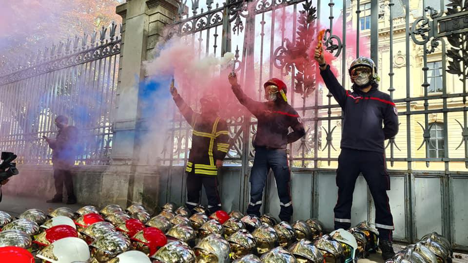Manifestation environ 250 pompiers en colère ont déposé leur casque