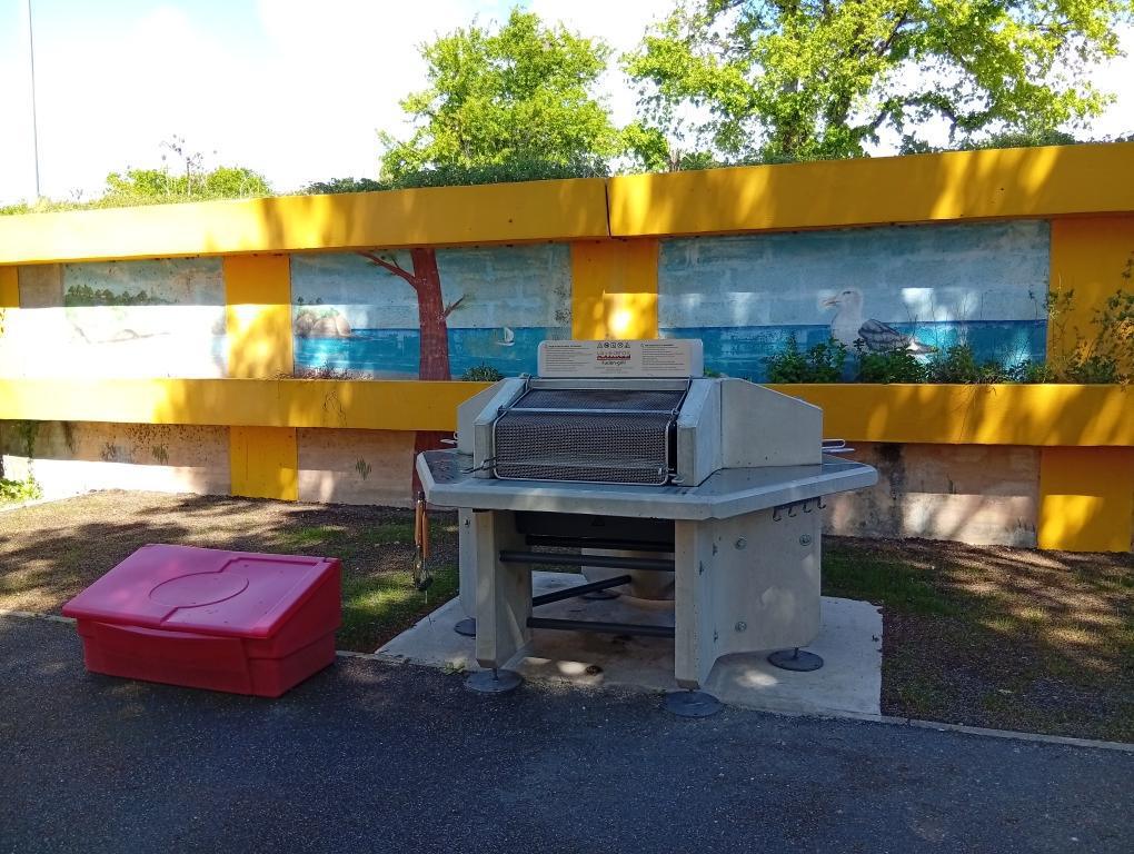 BARBECUE: 3 barbecues sont à votre disposition.