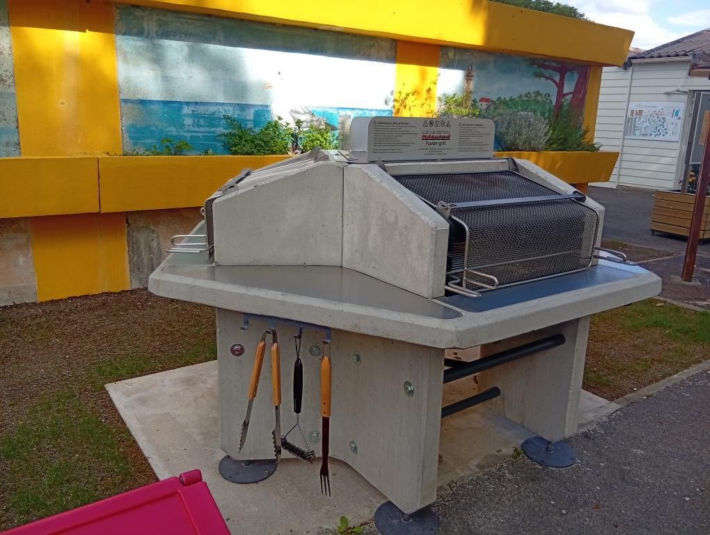 BARBECUE: 3 barbecues sont à votre disposition.