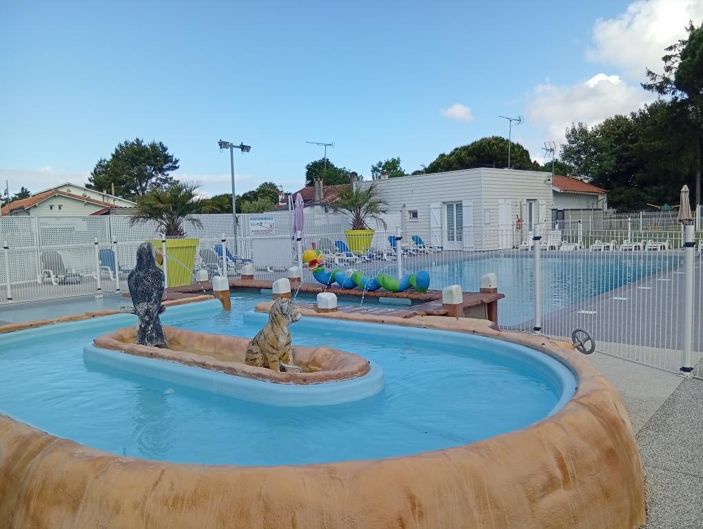PISCINE CHAUFFEE - NON-SURVEILLEE. PISCINE CHAUFFEE - NON-SURVEILLEE.