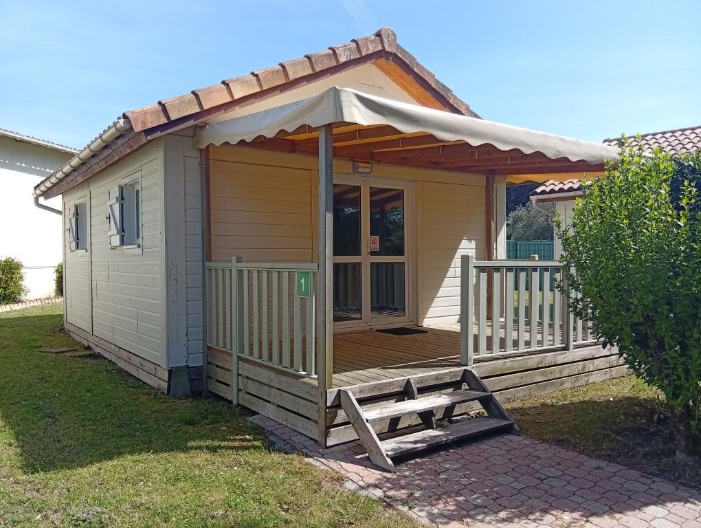 CHALETS. 5 personnes. 1 chambre (1 lit de 140) + 1 chambre (1 couchage clic-clac + 1 lit 80 superposé en mezzanine).