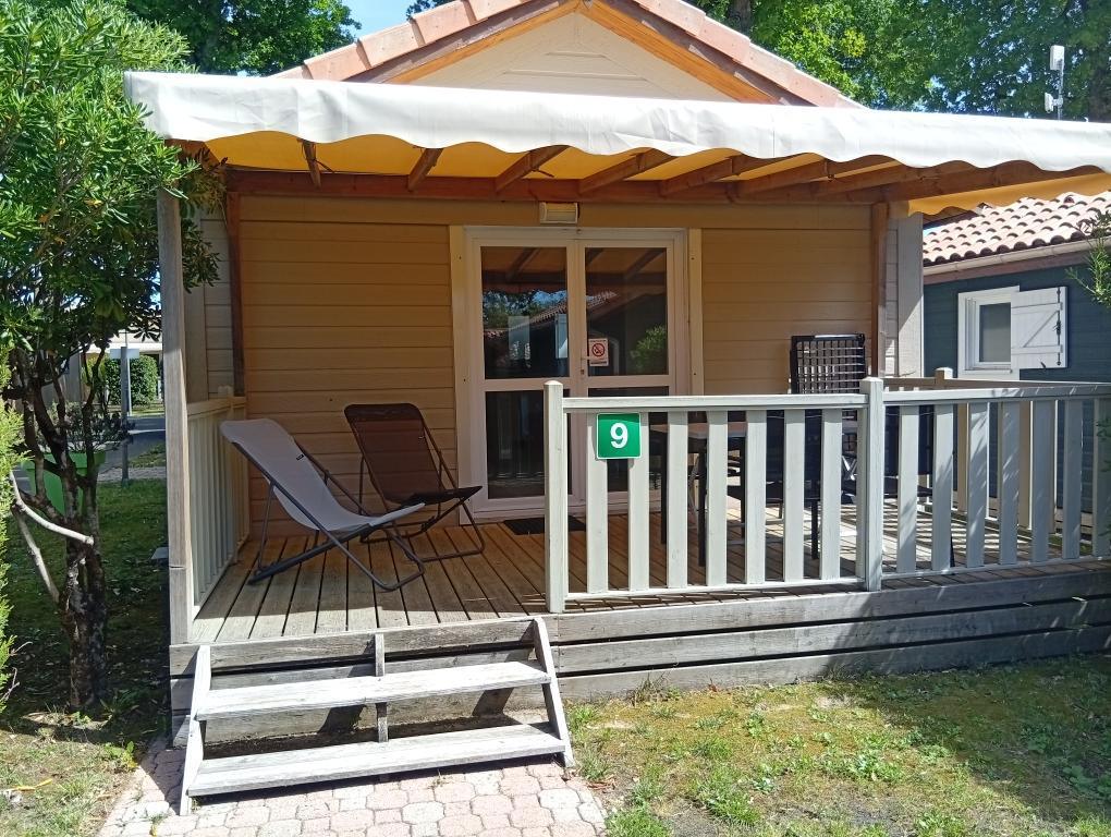 CHALETS. 5 personnes. 1 chambre (1 lit de 140) + 1 chambre (1 couchage clic-clac + 1 lit 80 superposé en mezzanine).
