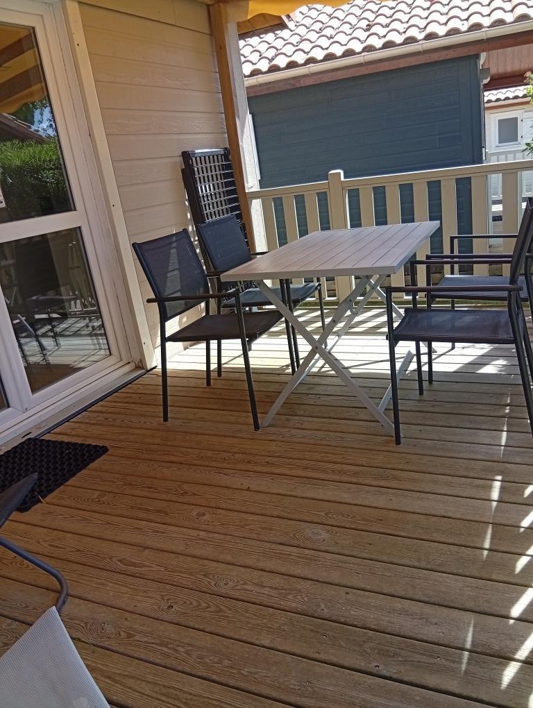 CHALETS. 5 personnes. 1 chambre (1 lit de 140) + 1 chambre (1 couchage clic-clac + 1 lit 80 superposé en mezzanine). CHALETS. 5 personnes. 1 chambre (1 lit de 140) + 1 chambre (1 couchage clic-clac + 1 lit 80 superposé en mezzanine).