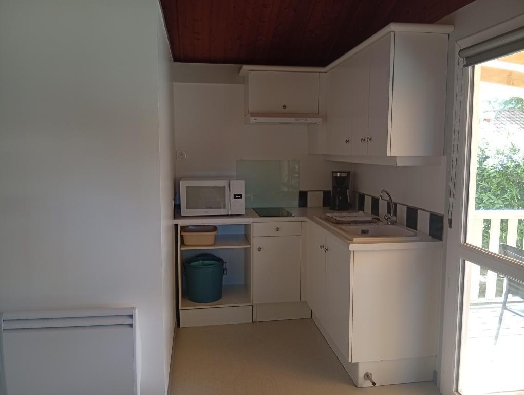 CHALETS. 5 personnes. 1 chambre (1 lit de 140) + 1 chambre (1 couchage clic-clac + 1 lit 80 superposé en mezzanine). CHALETS. 5 personnes. 1 chambre (1 lit de 140) + 1 chambre (1 couchage clic-clac + 1 lit 80 superposé en mezzanine).