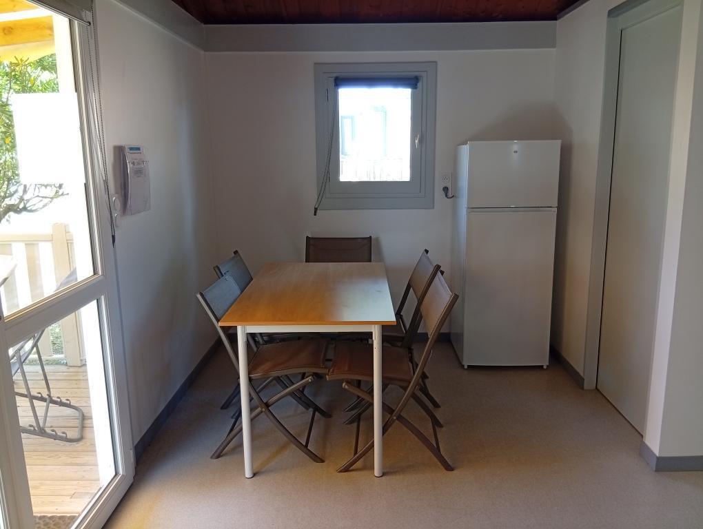 CHALETS. 5 personnes. 1 chambre (1 lit de 140) + 1 chambre (1 couchage clic-clac + 1 lit 80 superposé en mezzanine).