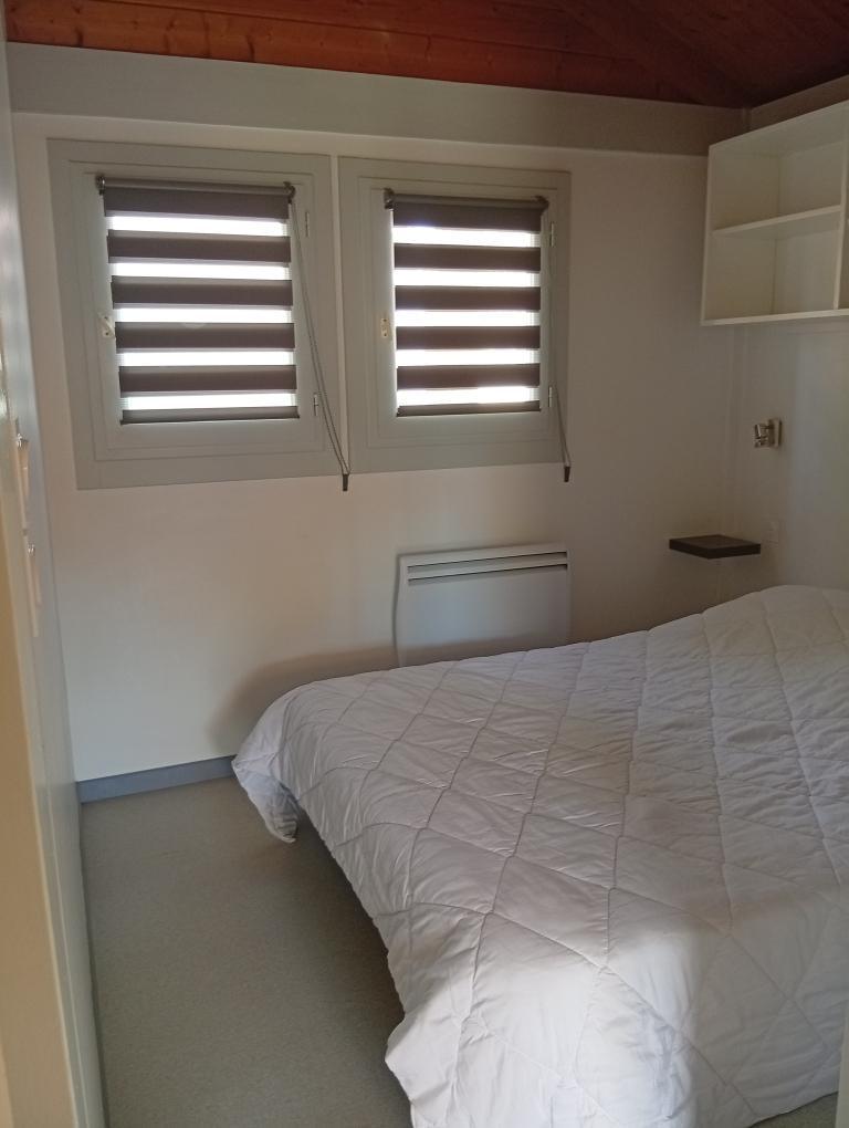 CHALETS. 5 personnes. 1 chambre (1 lit de 140) + 1 chambre (1 couchage clic-clac + 1 lit 80 superposé en mezzanine).