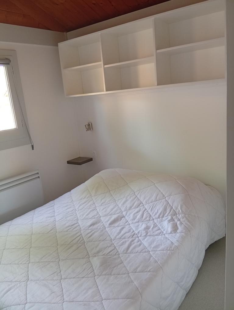 CHALETS. 5 personnes. 1 chambre (1 lit de 140) + 1 chambre (1 couchage clic-clac + 1 lit 80 superposé en mezzanine). CHALETS. 5 personnes. 1 chambre (1 lit de 140) + 1 chambre (1 couchage clic-clac + 1 lit 80 superposé en mezzanine).