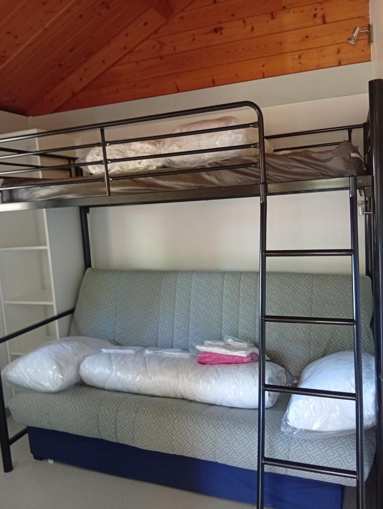 CHALETS. 5 personnes. 1 chambre (1 lit de 140) + 1 chambre (1 couchage clic-clac + 1 lit 80 superposé en mezzanine).
