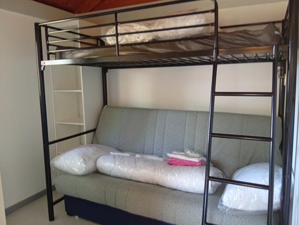 CHALETS. 5 personnes. 1 chambre (1 lit de 140) + 1 chambre (1 couchage clic-clac + 1 lit 80 superposé en mezzanine). CHALETS. 5 personnes. 1 chambre (1 lit de 140) + 1 chambre (1 couchage clic-clac + 1 lit 80 superposé en mezzanine).