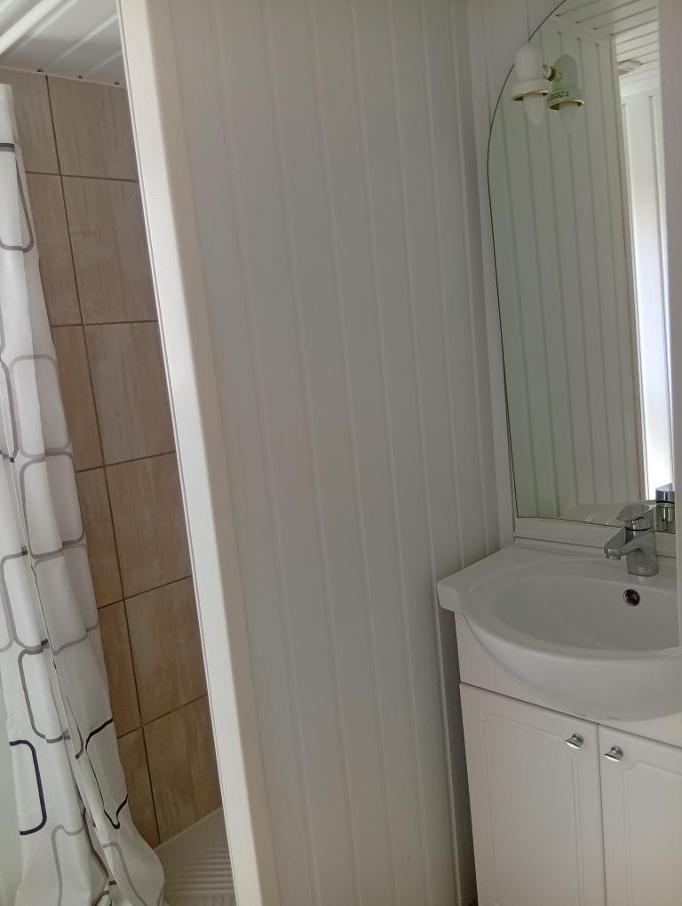 CHALETS. 5 personnes. 1 chambre (1 lit de 140) + 1 chambre (1 couchage clic-clac + 1 lit 80 superposé en mezzanine).