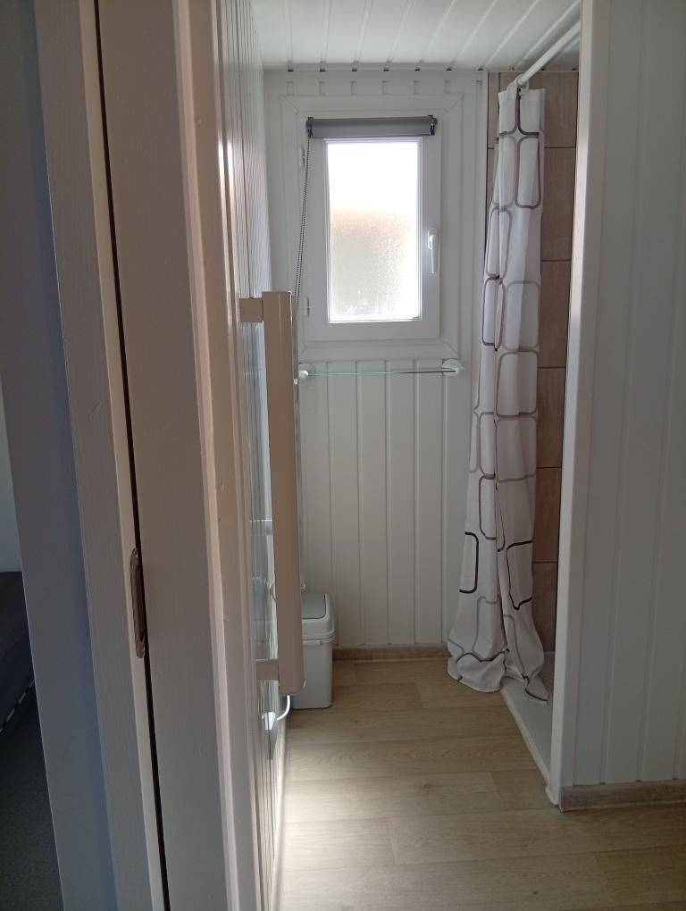 CHALETS. 5 personnes. 1 chambre (1 lit de 140) + 1 chambre (1 couchage clic-clac + 1 lit 80 superposé en mezzanine).