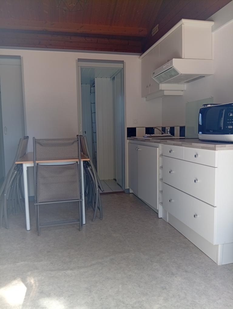 CHALET. 5 personnes. " familles". 1 chambre avec 1 lit 140 + 1 chambre avec 2 lits 80 superposés et 1 lit simple 80.