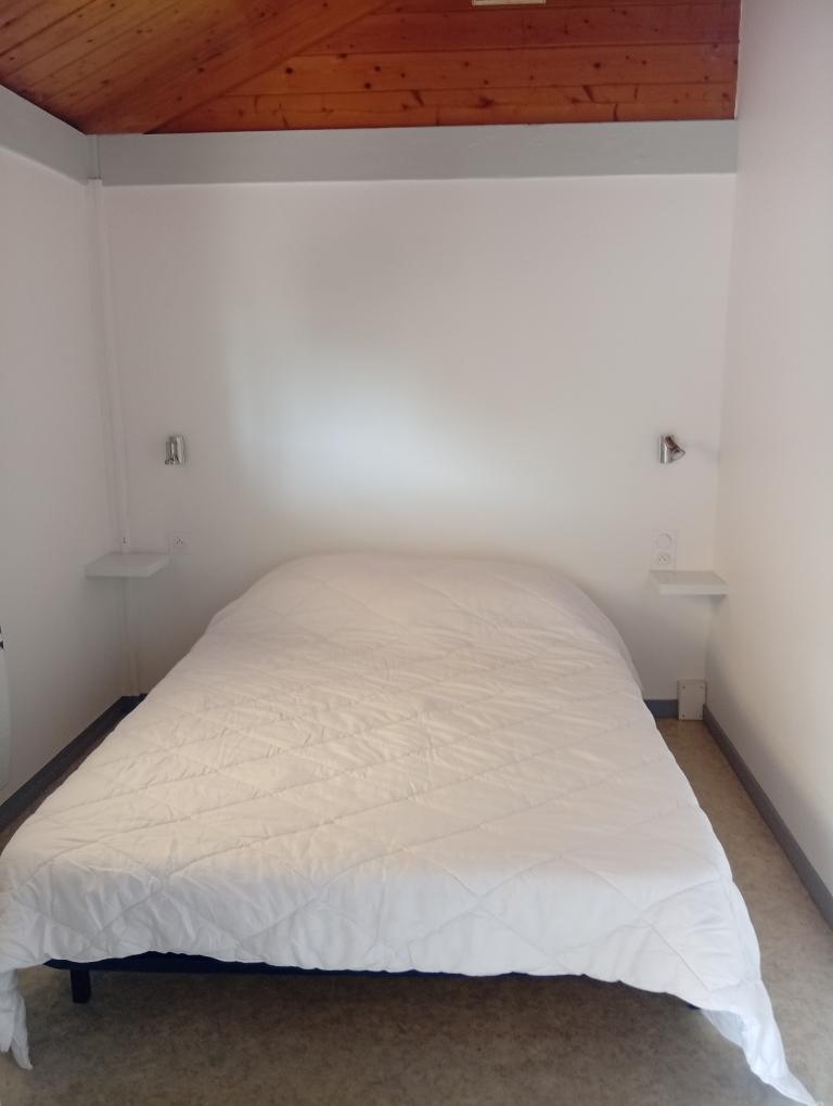 CHALET. 5 personnes. " familles". 1 chambre avec 1 lit 140 + 1 chambre avec 2 lits 80 superposés et 1 lit simple 80. CHALET. 5 personnes. " familles". 1 chambre avec 1 lit 140 + 1 chambre avec 2 lits 80 superposés et 1 lit simple 80.