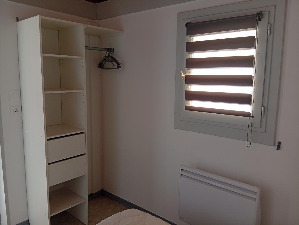 CHALET. 5 personnes. " familles". 1 chambre avec 1 lit 140 + 1 chambre avec 2 lits 80 superposés et 1 lit simple 80.