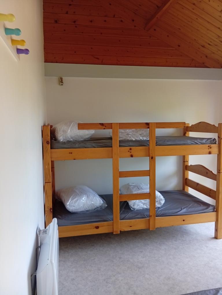 CHALET. 5 personnes. " familles". 1 chambre avec 1 lit 140 + 1 chambre avec 2 lits 80 superposés et 1 lit simple 80.