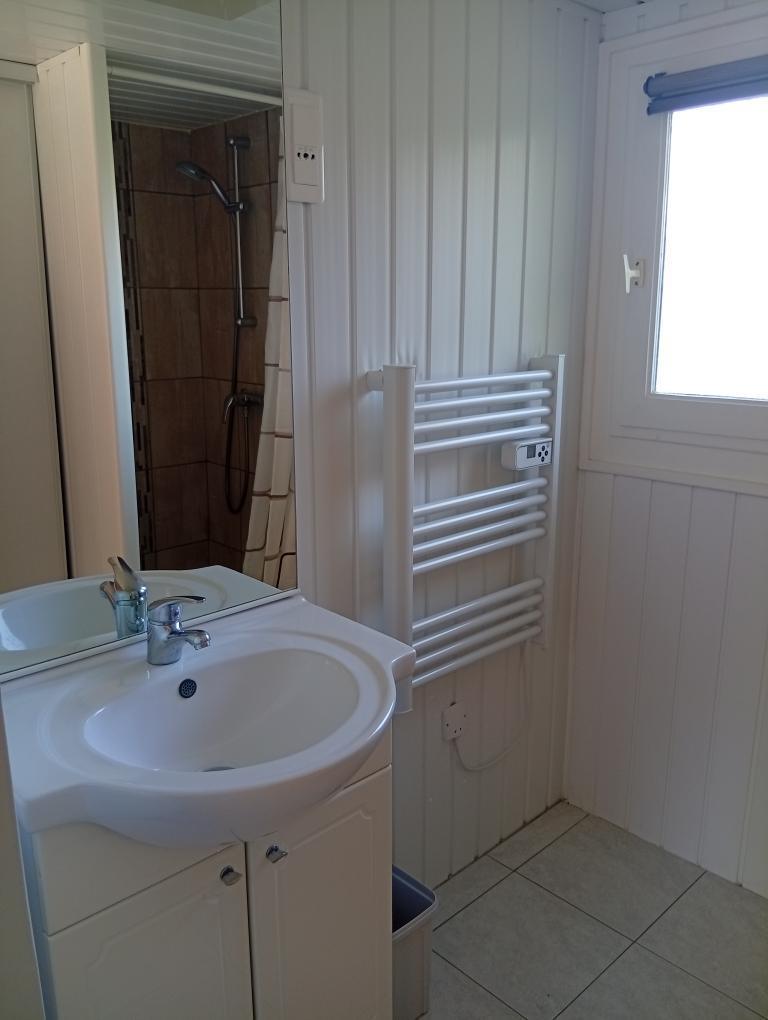 CHALET. 5 personnes. " familles". 1 chambre avec 1 lit 140 + 1 chambre avec 2 lits 80 superposés et 1 lit simple 80. CHALET. 5 personnes. " familles". 1 chambre avec 1 lit 140 + 1 chambre avec 2 lits 80 superposés et 1 lit simple 80.