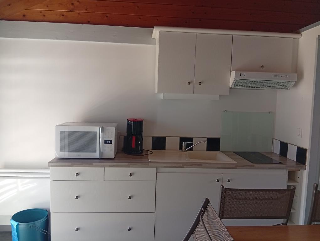 CHALET. 5 personnes. " familles". 1 chambre avec 1 lit 140 + 1 chambre avec 2 lits 80 superposés et 1 lit simple 80.