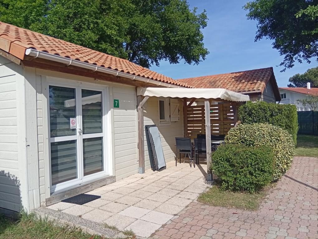 CHALET. 5 personnes. " familles". 1 chambre avec 1 lit 140 + 1 chambre avec 2 lits 80 superposés et 1 lit simple 80. CHALET. 5 personnes. " familles". 1 chambre avec 1 lit 140 + 1 chambre avec 2 lits 80 superposés et 1 lit simple 80.