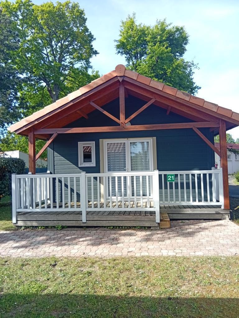CHALET. 4 personnes. 1 chambre avec 1 lit double 140 + 1 chambre avec 2 lits 80 superposés.