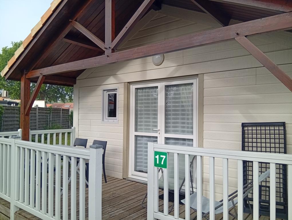 CHALET. 4 personnes. 1 chambre avec 1 lit double 140 + 1 chambre avec 2 lits 80 superposés. CHALET. 4 personnes. 1 chambre avec 1 lit double 140 + 1 chambre avec 2 lits 80 superposés.