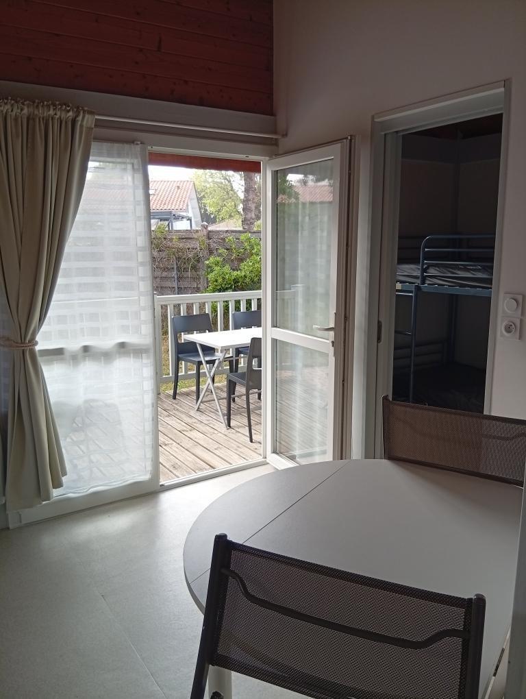 CHALET. 4 personnes. 1 chambre avec 1 lit double 140 + 1 chambre avec 2 lits 80 superposés. CHALET. 4 personnes. 1 chambre avec 1 lit double 140 + 1 chambre avec 2 lits 80 superposés.