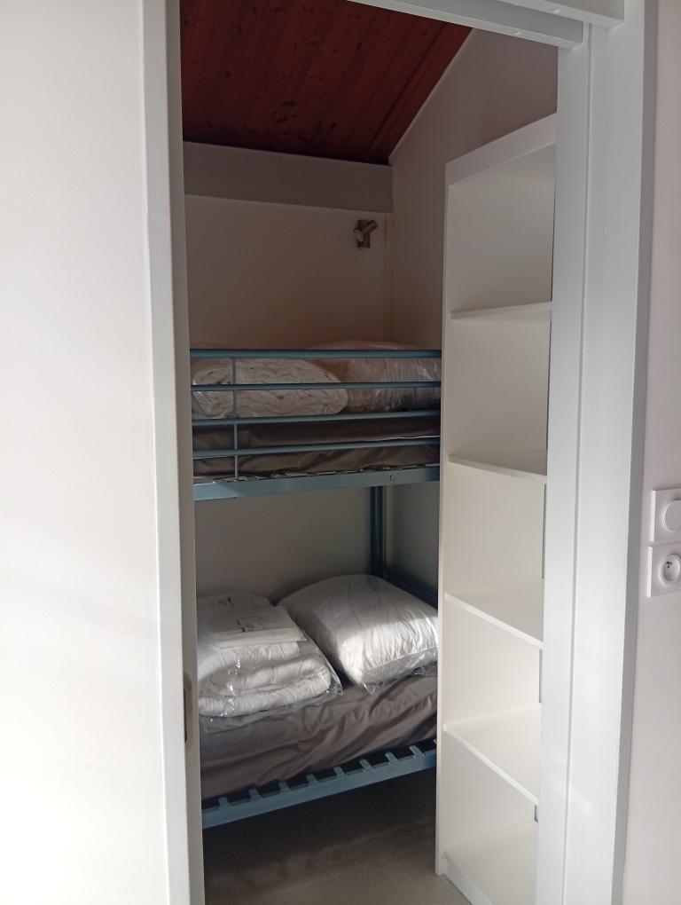CHALET. 4 personnes. 1 chambre avec 1 lit double 140 + 1 chambre avec 2 lits 80 superposés. CHALET. 4 personnes. 1 chambre avec 1 lit double 140 + 1 chambre avec 2 lits 80 superposés.