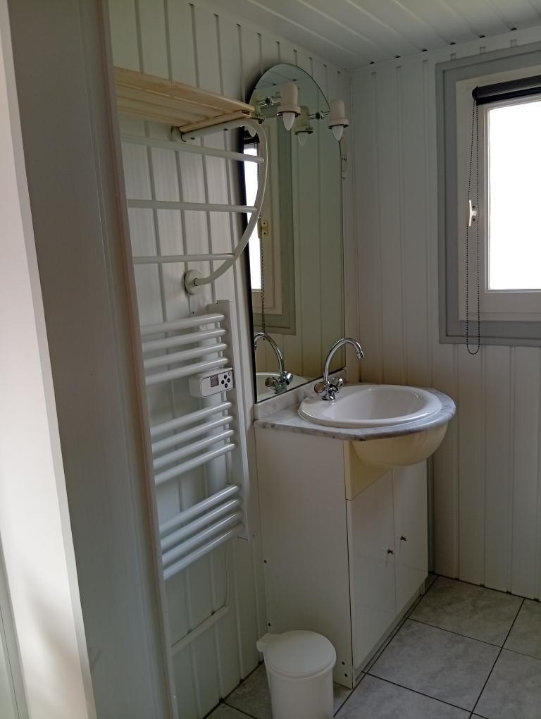 CHALET. 4 personnes. 1 chambre avec 1 lit double 140 + 1 chambre avec 2 lits 80 superposés.