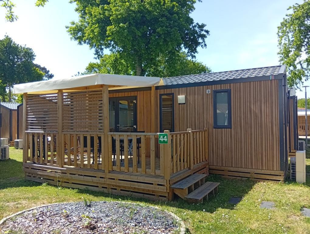 MOBIL-HOMES. 4 personnes. 1 chambre avec 1 lit 140 + 1 chambre avec 2 lits 80. MOBIL-HOMES. 4 personnes. 1 chambre avec 1 lit 140 + 1 chambre avec 2 lits 80.