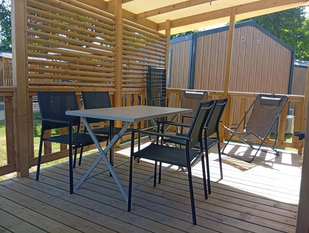 MOBIL-HOMES. 4 personnes. 1 chambre avec 1 lit 140 + 1 chambre avec 2 lits 80.