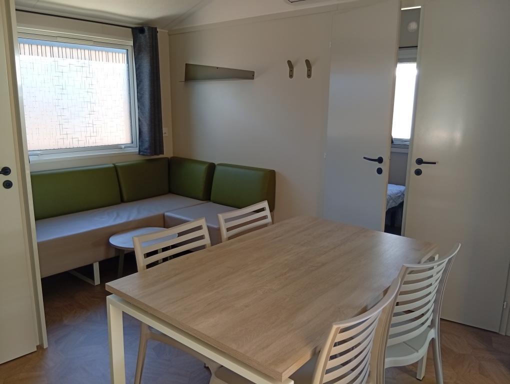 MOBIL-HOMES. 4 personnes. 1 chambre avec 1 lit 140 + 1 chambre avec 2 lits 80. MOBIL-HOMES. 4 personnes. 1 chambre avec 1 lit 140 + 1 chambre avec 2 lits 80.
