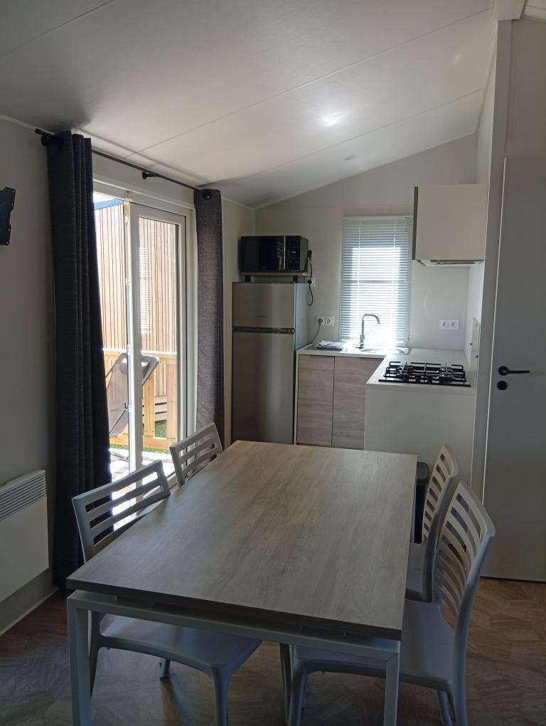 MOBIL-HOMES. 4 personnes. 1 chambre avec 1 lit 140 + 1 chambre avec 2 lits 80.