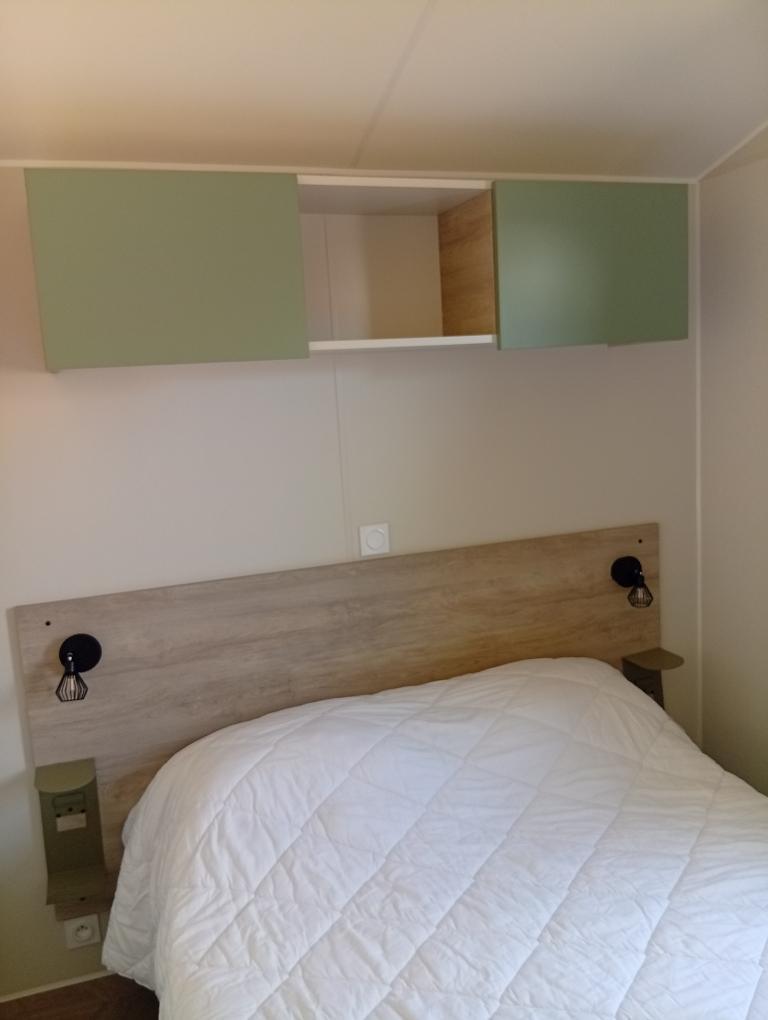 MOBIL-HOMES. 4 personnes. 1 chambre avec 1 lit 140 + 1 chambre avec 2 lits 80.