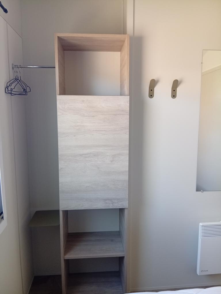 MOBIL-HOMES. 4 personnes. 1 chambre avec 1 lit 140 + 1 chambre avec 2 lits 80. MOBIL-HOMES. 4 personnes. 1 chambre avec 1 lit 140 + 1 chambre avec 2 lits 80.