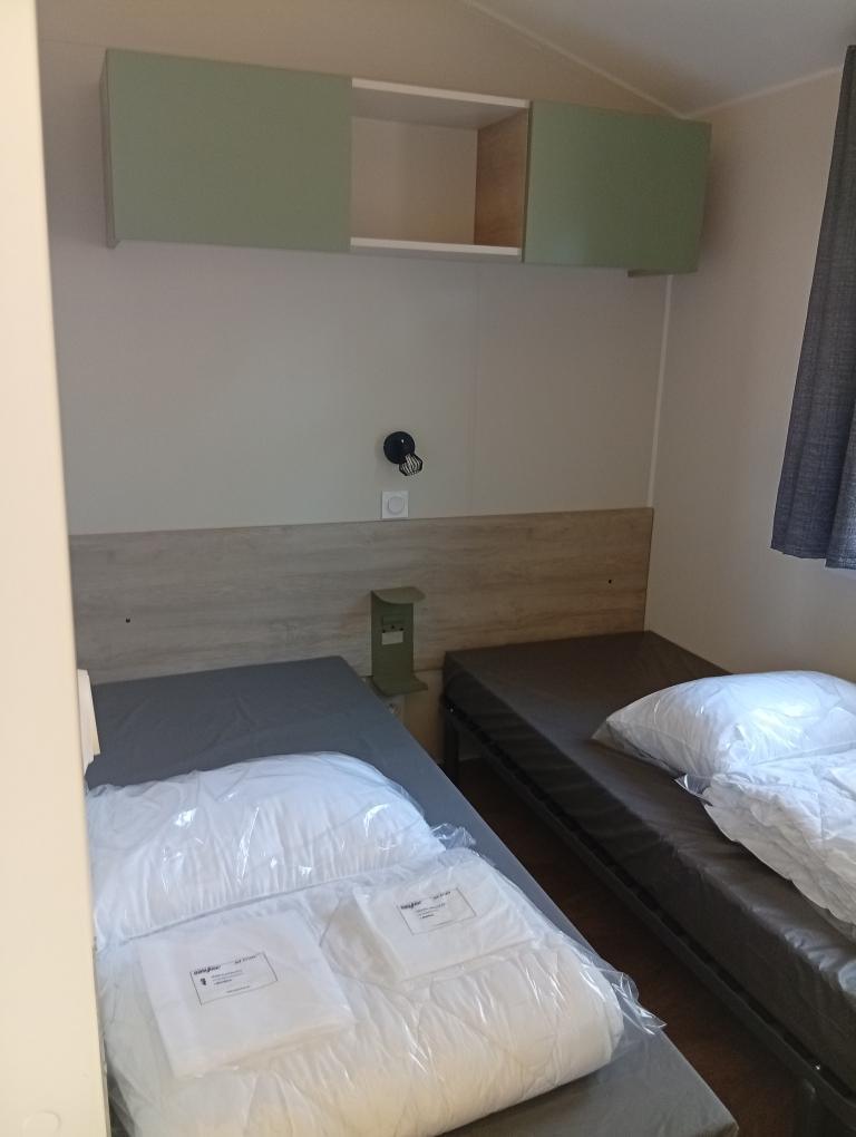 MOBIL-HOMES. 4 personnes. 1 chambre avec 1 lit 140 + 1 chambre avec 2 lits 80.