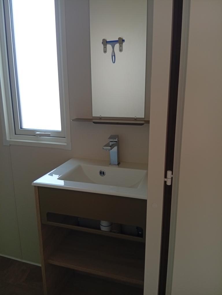 MOBIL-HOMES. 4 personnes. 1 chambre avec 1 lit 140 + 1 chambre avec 2 lits 80.