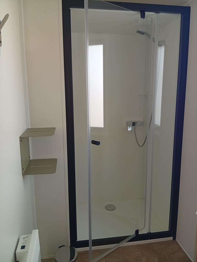 MOBIL-HOMES. 4 personnes. 1 chambre avec 1 lit 140 + 1 chambre avec 2 lits 80.
