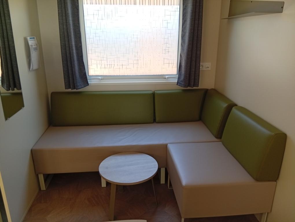 MOBIL-HOMES. 4 personnes. 1 chambre avec 1 lit 140 + 1 chambre avec 2 lits 80. MOBIL-HOMES. 4 personnes. 1 chambre avec 1 lit 140 + 1 chambre avec 2 lits 80.