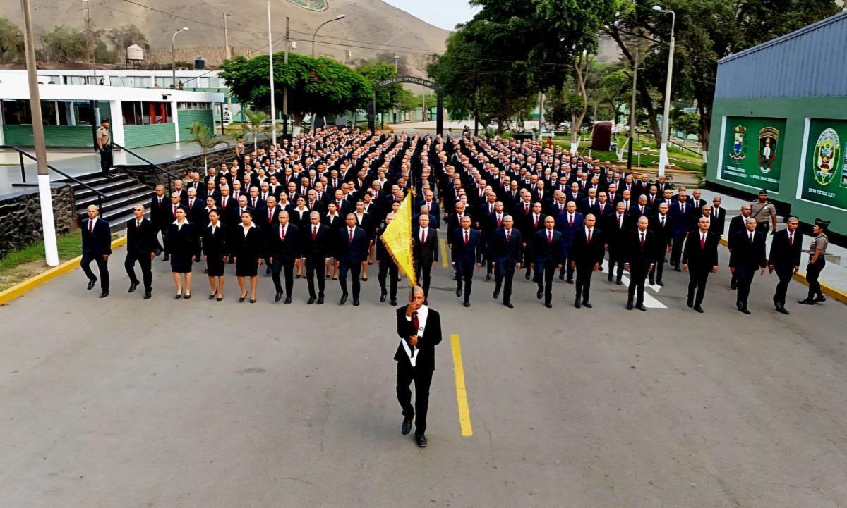 500 Jóvenes iniciarón su formación en la escuela de oficiales de la PNP