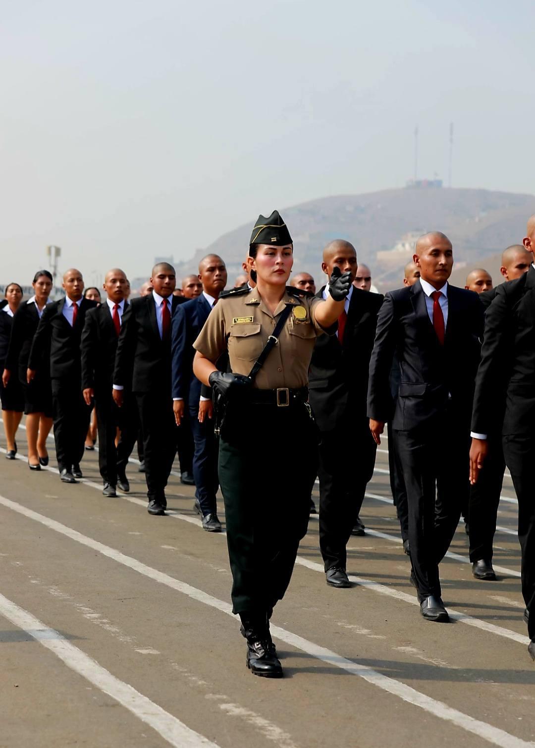 500 Jóvenes iniciarón su formación en la escuela de oficiales de la PNP