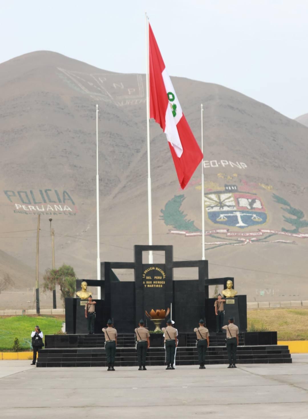 500 Jóvenes iniciarón su formación en la escuela de oficiales de la PNP