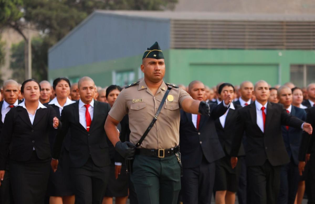 500 Jóvenes iniciarón su formación en la escuela de oficiales de la PNP