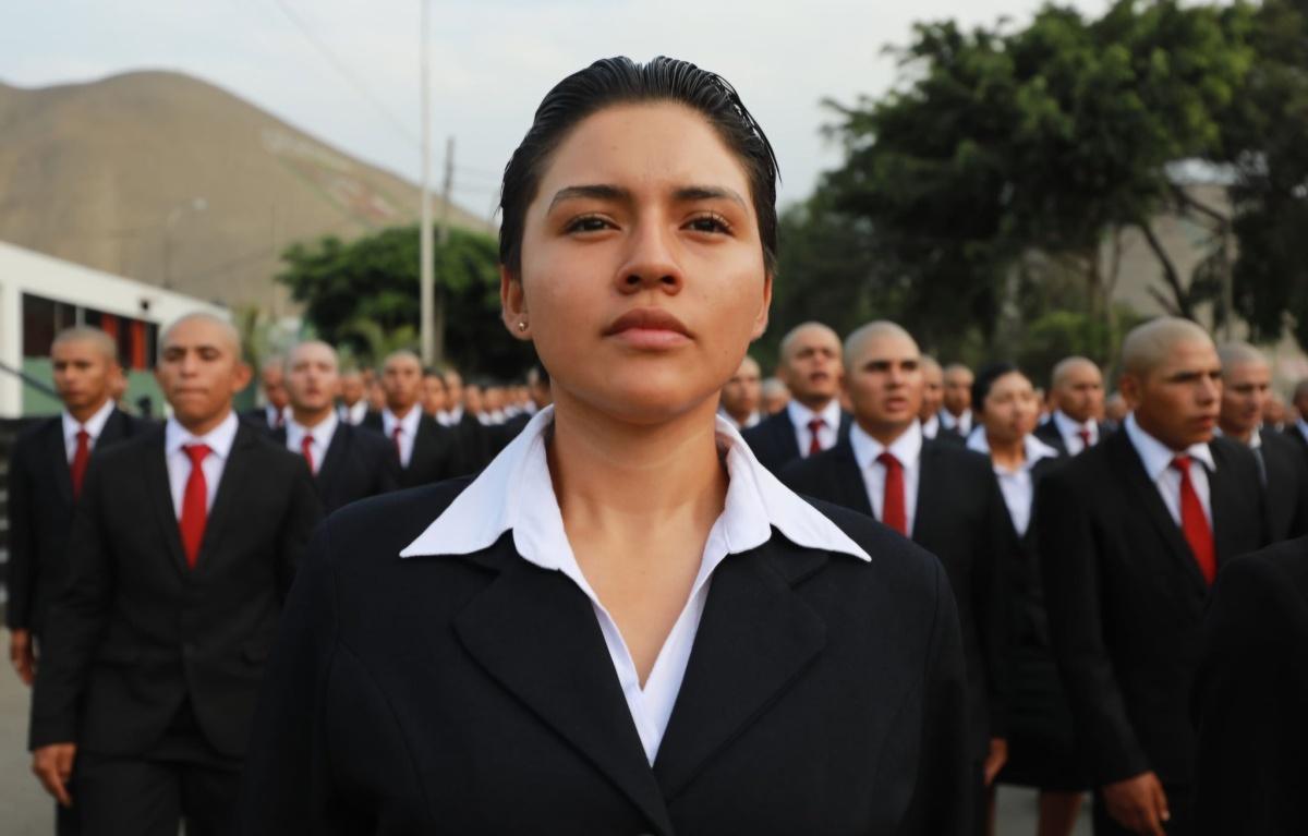 500 Jóvenes iniciarón su formación en la escuela de oficiales de la PNP