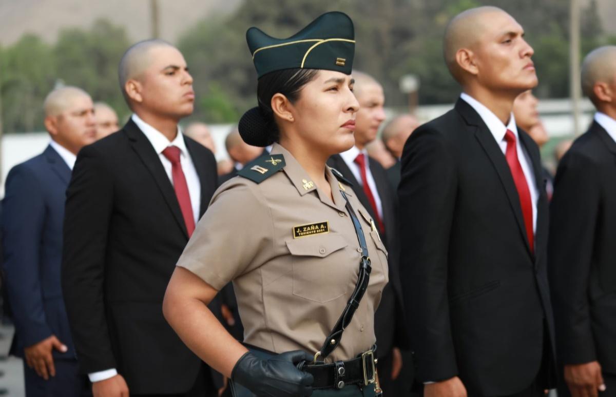 500 Jóvenes iniciarón su formación en la escuela de oficiales de la PNP