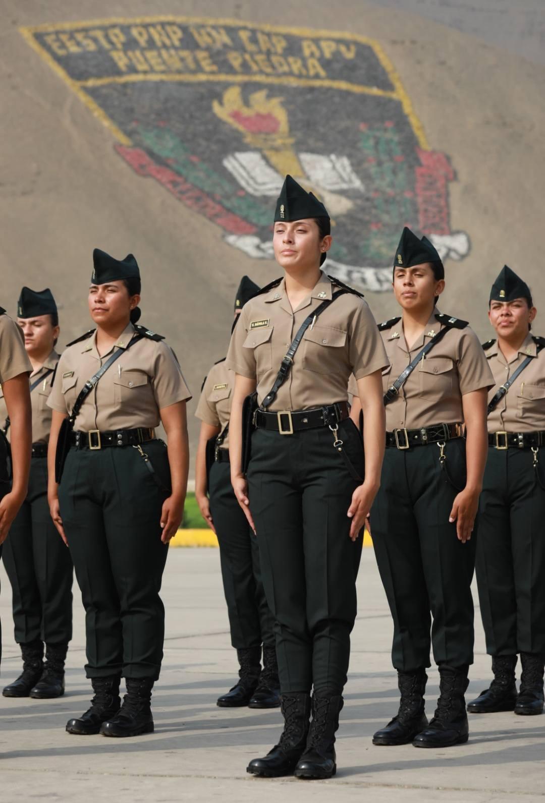 500 Jóvenes iniciarón su formación en la escuela de oficiales de la PNP