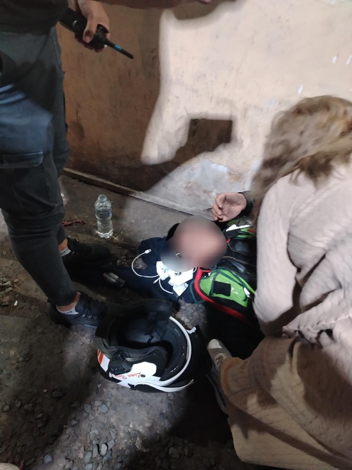 Manifestantes agreden a efectivo policial y se llevan su motocicleta Manifestantes agreden a efectivo policial y se llevan su motocicleta