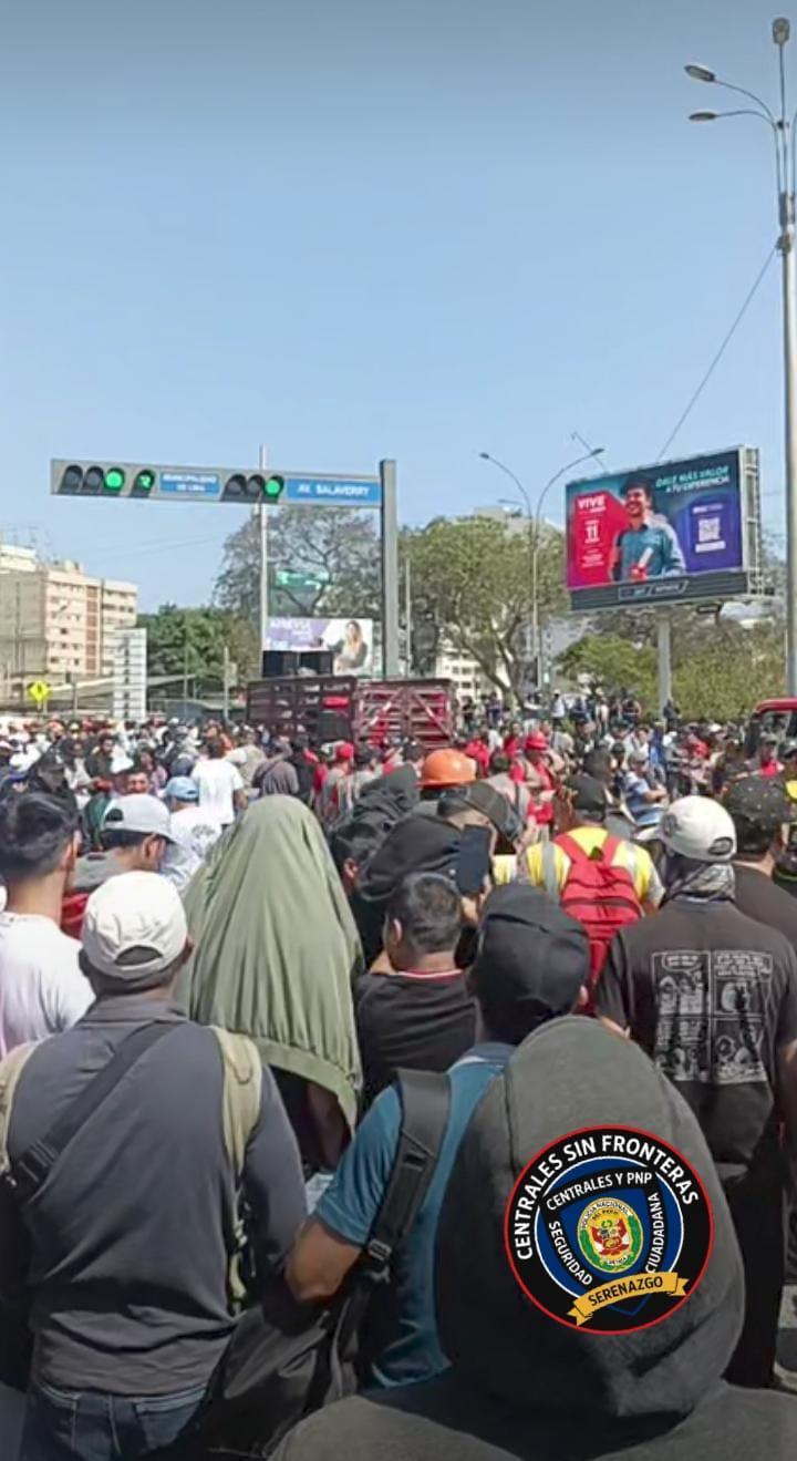 🚨ALERTA: Av. Salaverry bloqueada en ambos sentidos hasta Av. 28 de Julio 🚨ALERTA: Av. Salaverry bloqueada en ambos sentidos hasta Av. 28 de Julio